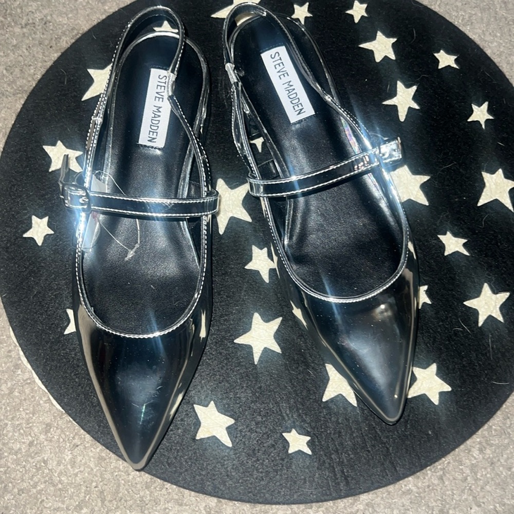Steve Madden Silver metallic pointed toe kitten heels W/ a 1.5” heel Size 9 NWT